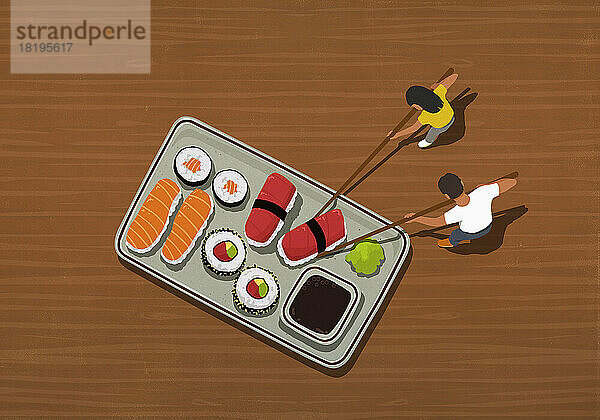 Pärchen mit Stäbchen isst großes Tablett mit Sushi