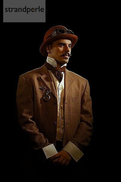 Porträt eines Steampunk-Mannes mit Hut und Brille. Foto enthält starkes Rauschen aufgrund von wenig Licht und hohem ISO-Wert