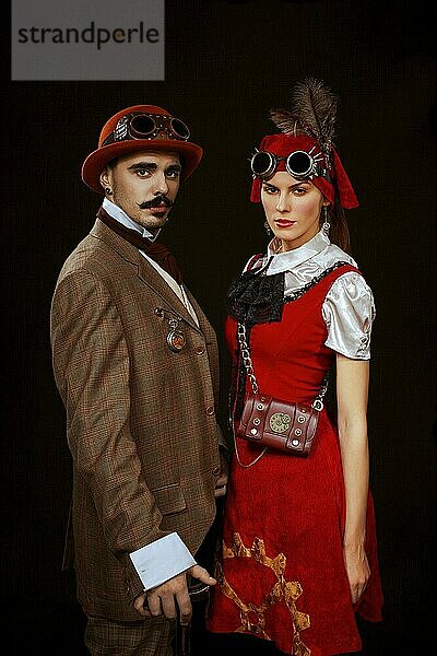 Unauffälliges Porträt eines Paares in Steampunk-Kleidung  Brille und Gehstock