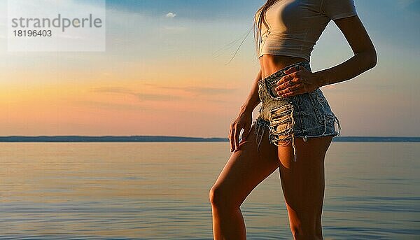 Unerkennbare Frau mit schlanker Figur posiert gegen Sonnenuntergang am Strand