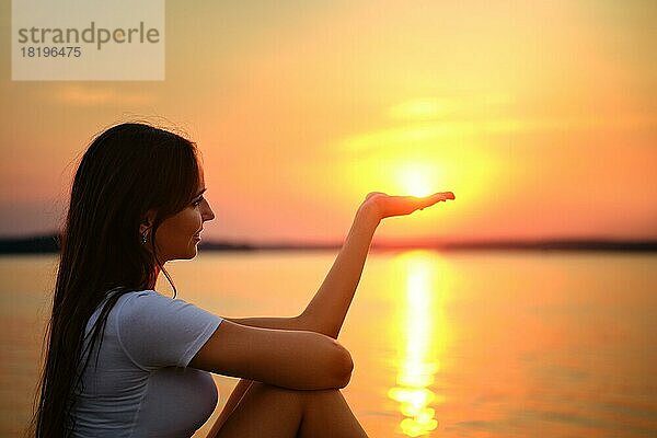 Kindliche Frau hält die Sonne auf ihrer Handfläche