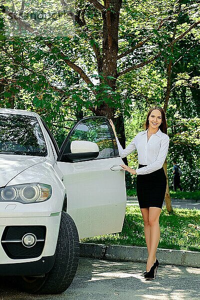 Schönes Mädchen öffnet die Tür ihres Autos