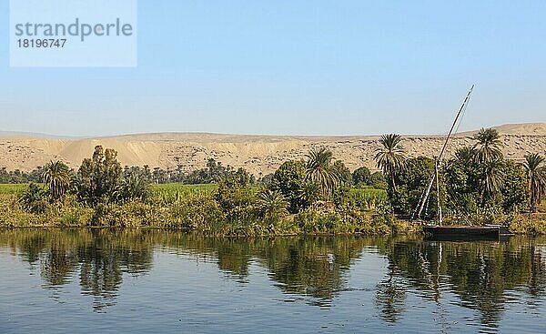 Feluke ankert am Ufer  Nilufer  Nil  Landschaft  Ägpyten