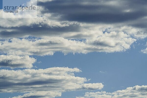 Abstrakte flauschige weiße Wolken schweben in den blauen Himmel Hintergrund. Sambia