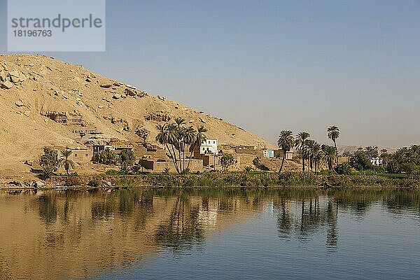 Kleine Ansiedlung  Ort am Nilufer  Nil  Ägypten  Afrika