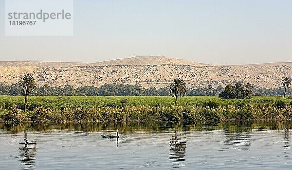 Landschaft am Nil  Fischerboot  Nilufer  Ägypten  Afrika