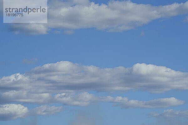 Weiße Wolken blauer Himmel Hintergrund Symbolbild. Sambia