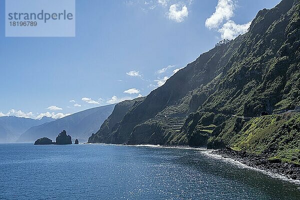 Küstenlandschaft  Steilküste bei Porto Moniz im Nordwesten der Insel Madeira  Portugal  Europa