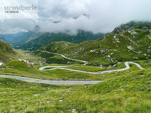 Serpentinen Haarnadelkurven bei aufziehende Wetterfront am Colle del Nivolet  Col du Nivolet  Grajische Alpen  Piemont  Italien  Europa