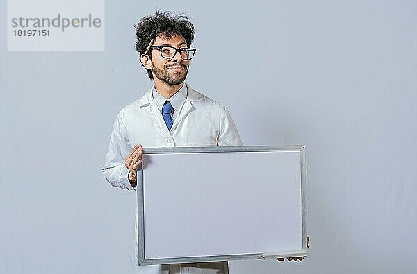 Professor im weißen Kittel hält kleine leere Tafel isoliert. Wissenschaftler mit Brille in einem weißen Kittel hält eine leere Tafel. Wissenschaftler zeigt leere Whiteboard-Konzept