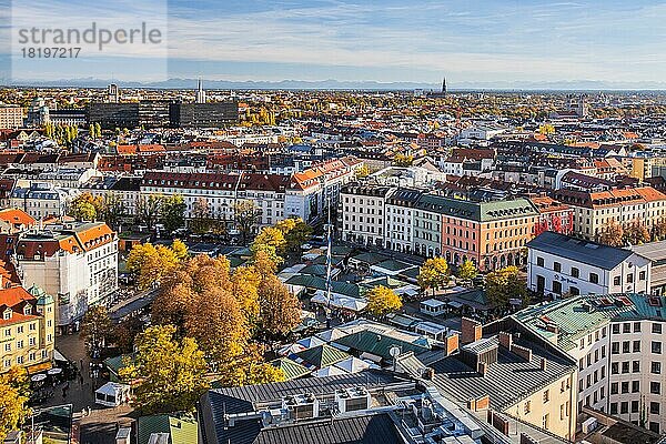 Viktualienmarkt von oben im Herbst  München  Oberbayern  Bayern  Deutschland  Europa