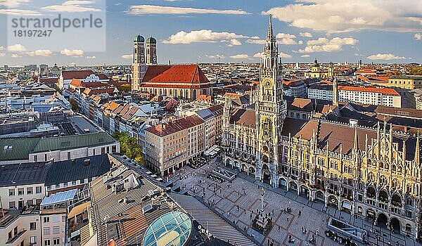 Marienplatz in der Altstadt mit Rathaus und Frauenkirche  München  Oberbayern  Bayern  Deutschland  Europa