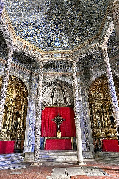 Kirche der Dominikaner oder der Betrübten  Altar und Deckenkuppel  Elvas  Alentejo  Portugal  Europa