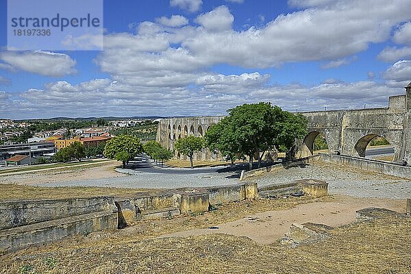 Amoreira-Aquädukt aus dem 16. Jahrhundert  von den Stadtmauern aus gesehen  Elvas  Alentejo  Portugal  Europa