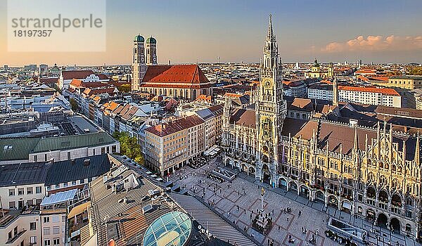 Marienplatz in der Altstadt mit Rathaus und Frauenkirche  München  Oberbayern  Bayern  Deutschland  Europa