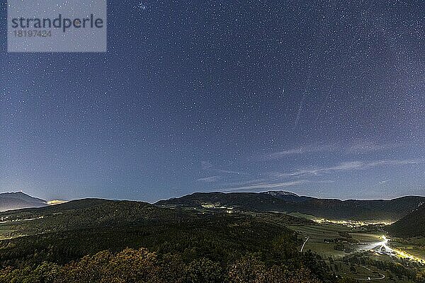 Berglandschaft mit Sternenhimmel  Ternitz  Niederösterreich  Österreich  Europa