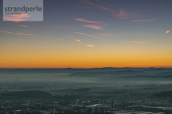 Morgendämmerung mit Nebel über Ternitz  Niederösterreich  Österreich  Europa