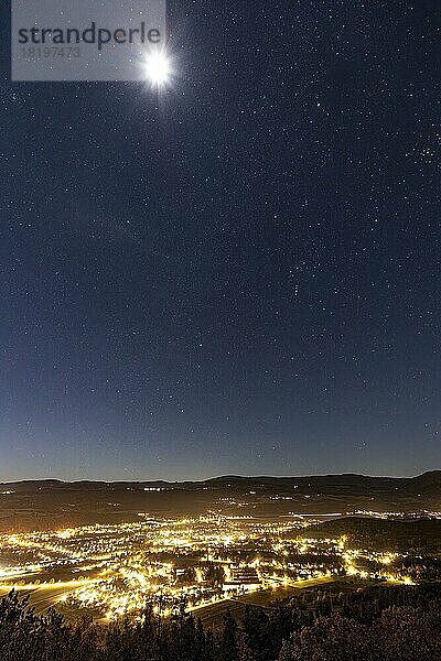 Lichter der Stadt mit Sternenhimmel und Mond  Pottschach  Niederösterreich  Österreich  Europa