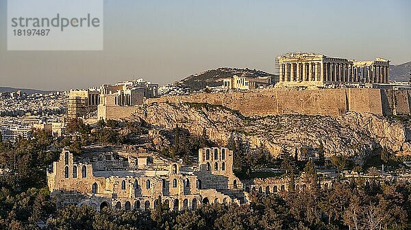 Blick vom Philopappos Hügel auf die Akropolis  bei Sonnenuntergang  Parthenon Tempel und Amphitheater des Herodes  Akropolis  Athen  Griechenland  Europa