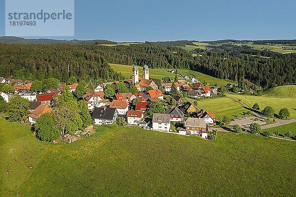 St. Märgen mit Klosterkirche  südlicher Schwarzwald  Baden-Württemberg  Deutschland  Sankt Märgen  Schwarzwald  Baden-Württemberg  Deutschland  Europa