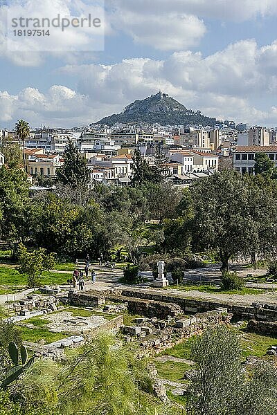 Blick über die Ruinen der griechischen Agora von Athen  antike Ausgrabungsstätte  hinten Berg Lycabettus  Athen  Attika  Griechenland  Europa