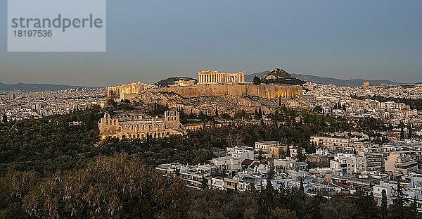Blick vom Philopappos Hügel über die Stadt bei Sonnenuntergang  Panorama des beleuchteten Parthenon Tempels und des Amphitheater des Herodes  Akropolis  Athen  Griechenland  Europa
