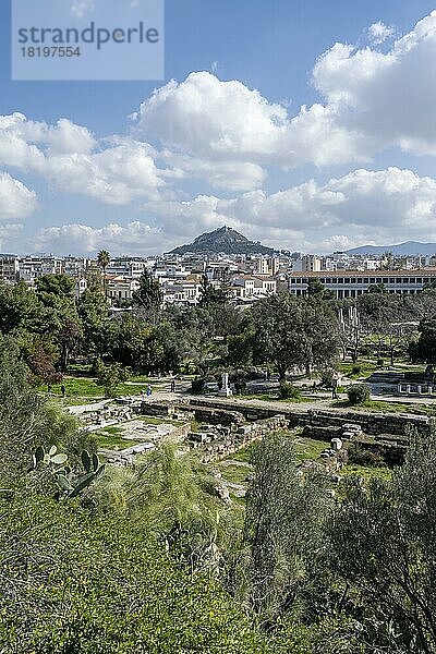 Blick über die Ruinen der griechischen Agora von Athen  antike Ausgrabungsstätte  Athen  Attika  Griechenland  Europa