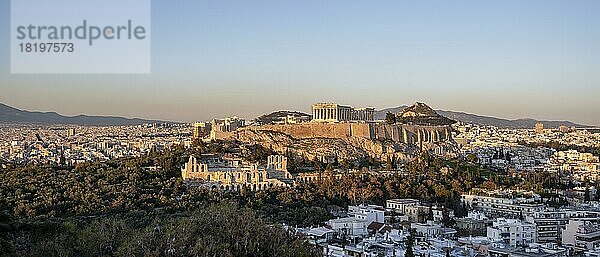 Blick vom Philopappos Hügel über die Stadt bei Sonnenuntergang  Panorama des Parthenon Tempels und des Amphitheater des Herodes  Akropolis  Athen  Griechenland  Europa