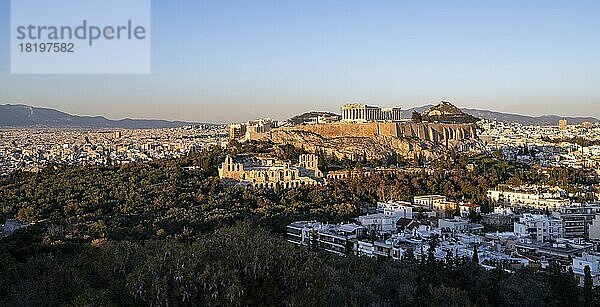 Blick vom Philopappos Hügel über die Stadt bei Sonnenuntergang  Panorama des Parthenon Tempels und des Amphitheater des Herodes  Akropolis  Athen  Griechenland  Europa