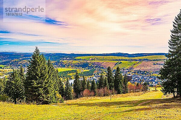 Blick Richtung Oberwiesenthal im Erzgebirge unterhalb vom Fichtelberg  Oberwiesenthal  Sachsen  Deutschland  Europa