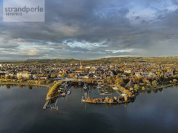 Luftaufnahme der Stadt Radolfzell am Bodensee mit Bootshafen und Hafenmole  Landkreis Konstanz  Baden-Württemberg  Deutschland  Europa