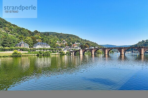 Blick auf die Karl-Theodor-Brücke  auch bekannt als Alte Brücke  eine Bogenbrücke in der Stadt Heidelberg in Deutschland  die den Neckar überquert  mit dem Odenwald im Hintergrund