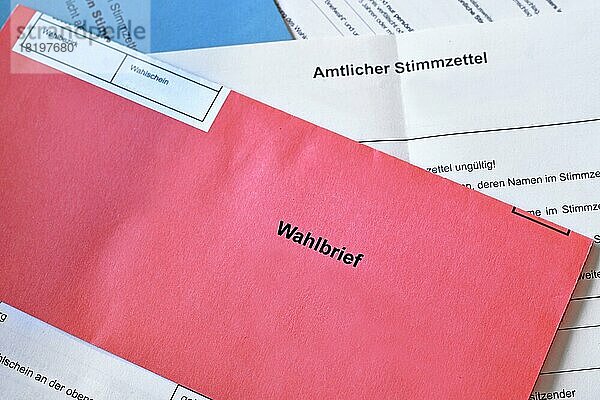 Roter deutscher Briefwahlumschlag mit deutscher Aufschrift Wahlbrief auf dem Stimmzettel