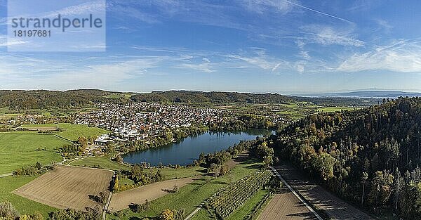 Luftbild der Gemeinde Steißlingen mit dem Steißlinger See  Hegau  Landkreis Konstanz  Baden-Württemberg Deutschland