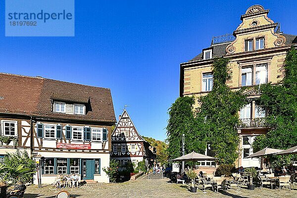 Marktplatz mit schönen alten Fachwerkhäusern im historischen Stadtkern von Heppenheim  Heppenheim  Deutschland  Europa