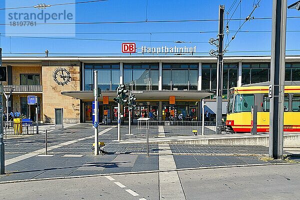 Hauptbahnhof der Stadt Heilbronn mit Platz und Seilbahngleisen  Heilbronn  Deutschland  Europa