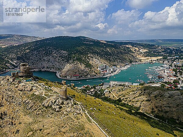 Luftaufnahme der Burg und der Bucht von Balaklava  Krim  Russland  Europa