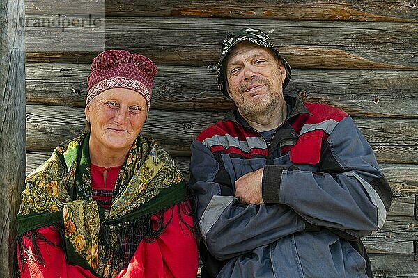 Traditionell gekleideter Mann und Frau  Malye Korely  Klein-Karelien  Archangelsk  Russland  Europa