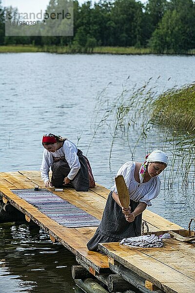 Traditionell gekleidete Frauen beim Händewaschen  Unesco-Stätte Insel Kizhi  Karelien  Russland  Europa