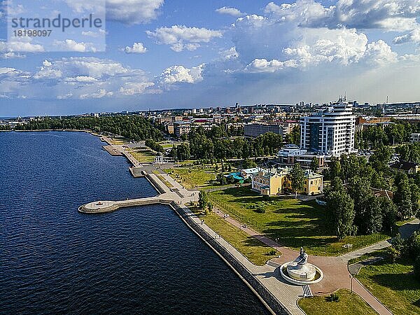 Aussicht über Petrosaworsk und den Onegasee  Karelien  Russland  Europa