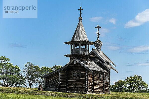 Kleine Kirche auf einem Feld  Unesco-Stätte Insel Kizhi  Karelien  Russland  Europa