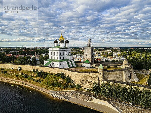 Luftaufnahme des Kremls und der Dreifaltigkeitskathedrale in Pskow  Unesco-Stätte Pskow  Russland  Europa