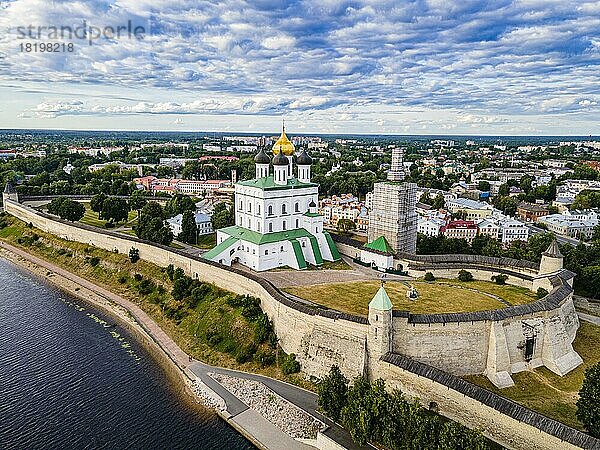 Luftaufnahme des Kremls und der Dreifaltigkeitskathedrale in Pskow  Unesco-Stätte Pskow  Russland  Europa
