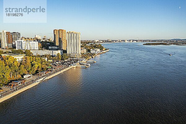 Luftaufnahme von Chabarowsk und dem Fluss Amur  Region Chabarowsk  Russland  Europa