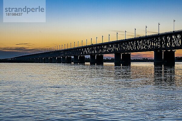 Riesige Brücke über den Fluss Amur bei Sonnenuntergang  Chabarowsk  Region Chabarowsk  Russland  Europa
