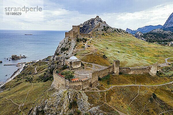 Luftaufnahme der genuesischen Festung von Sudak  Krim  Russland  Europa