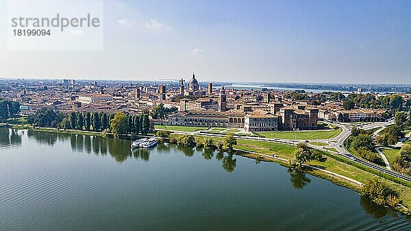 Luftaufnahme des Unesco-Weltkulturerbes der Stadt Mantua  Italien  Europa