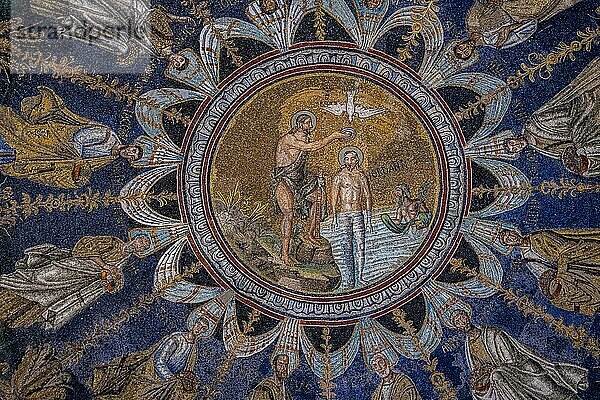 Wunderschöne Mosaike im Baptisterium von Neon  Unesco-Weltkulturerbe Ravenna  Italien  Europa