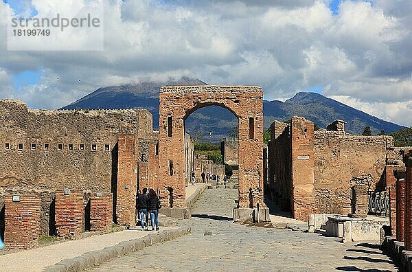Straße und Caligulabogen  Pompeji  antike Stadt in Kampanien am Golf von Neapel  beim Ausbruch des Vesuvs im Jahr 79 n. Chr. verschüttet  Italien  Europa
