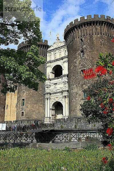 Castel Nuovo mit Francesco Lauranas Triumphbogen am Haupteingang  die Neue Burg  Maschio Angioino  eine Burg in Neapel  Italien  Kampanien  Italien  Europa